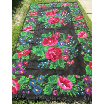 Tapis roumain antique avec des roses