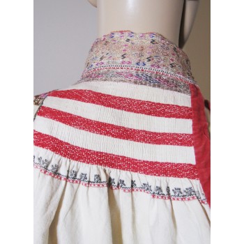 Antik bulgarsk bluse fra Romania med metallisk broderi