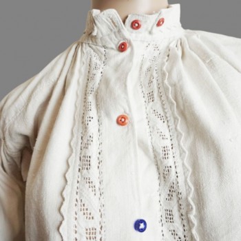 Blouse folklorique roumaine faite à la main avec broderie blanche à la main