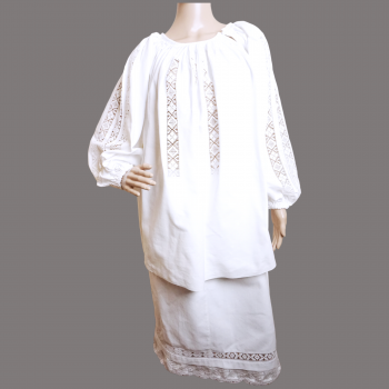 Blouse et jupe folkloriques roumaines faites à la main avec broderies blanches