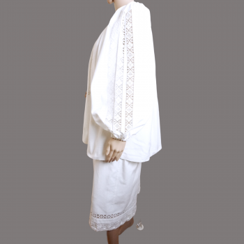 Blouse et jupe folkloriques roumaines faites à la main avec broderies blanches
