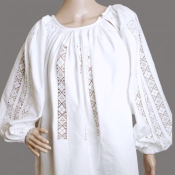 Blouse et jupe folkloriques roumaines faites à la main avec broderies blanches