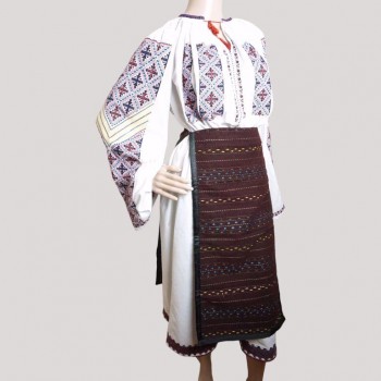 Costum popular vechi lucrat manual din Muntenia