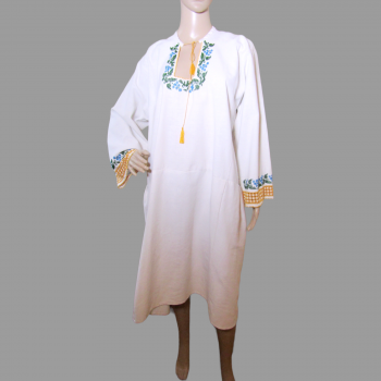 Robe folklorique roumaine antique de Moldavie avec des perles