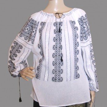 Ie romaneasca lucrata manual cu broderii de culoare neagra .