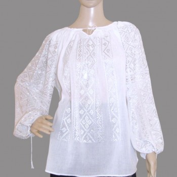 Blouse roumaine avec broderie à la main en argent