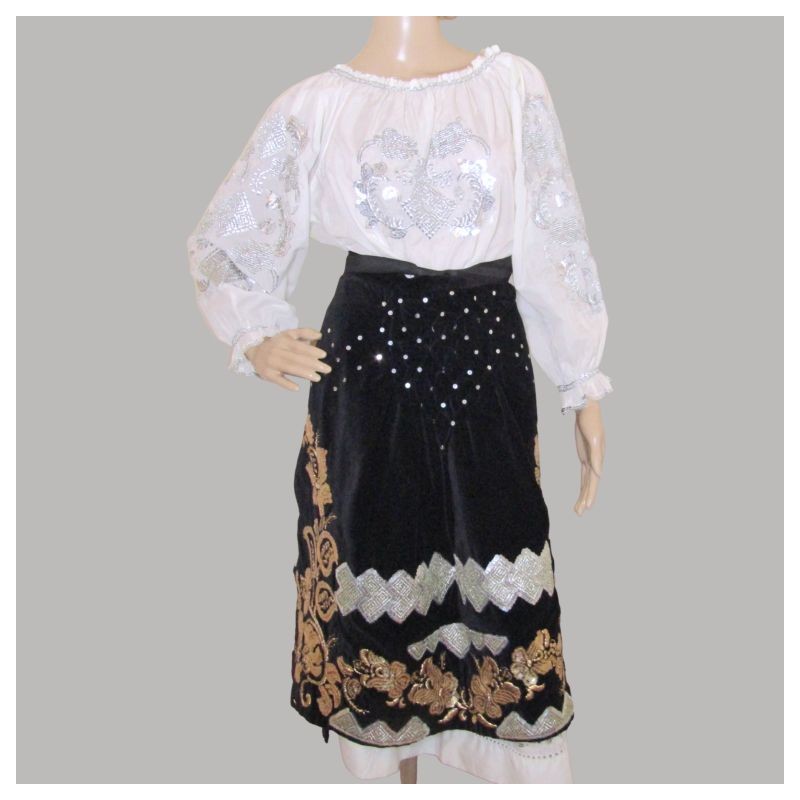 Costume folklorique roumain du Banat avec broderie à la main en argent Costume folklorique roumain du Banat avec broderie à la main en argent