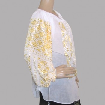 Romantisk rumensk folkebluse. Dens feminine design og vil få deg til å føle deg elegant og stilig for enhver anledning.
