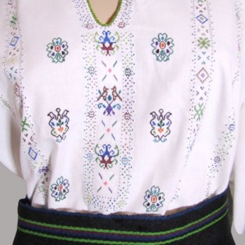 Traje croata antiguo hecho a mano de Transilvania
