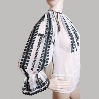 Blouse roumaine faite main avec broderie noire sur tulle