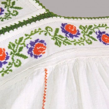 Antikes rumänisches Volkskleid, handbesticktes traditionelles Vintage-Kleid