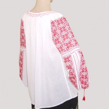 håndbrodert bluse med rødt broderi