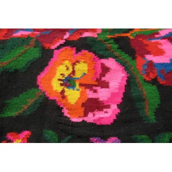 Covor traditional de lana din Romania cu model floral