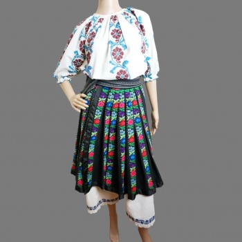 Costume folklorique roumain fait main avec motif floral