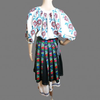 Costume folklorique roumain fait main avec motif floral