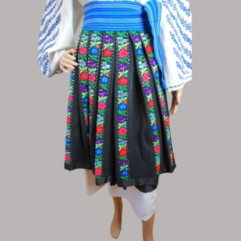Vintage rumænsk traditionel kostume fra Oltenia