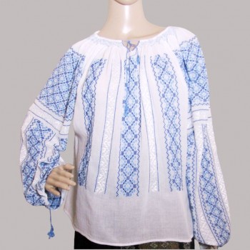 En rumensk håndlaget bluse med intrikate broderier og fint bomullsstoff.
