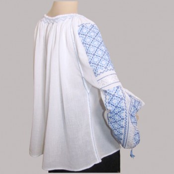 Una blusa rumana hecha a mano con intrincados bordados y fina tela de algodón.