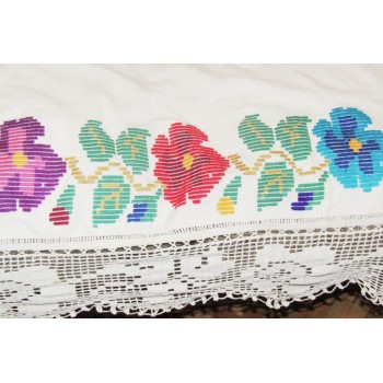 Nappe traditionnelle roumaine faite à la main avec des fleurs multicolores