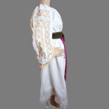 Rumänische traditionelle Kleidung aus Bistrita: rumänische Bluse, Volksrock und ein Paar Wollschürzen