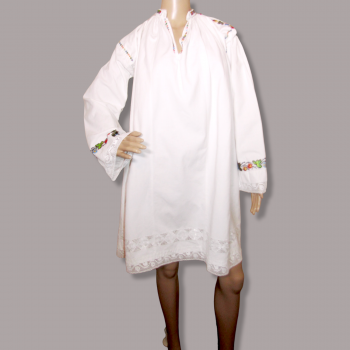 Vieja camisa tradicional rumana con cuentas de Transilvania