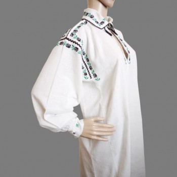 Vêtements traditionnels roumains brodés à la main : chemise pour hommes d'Olténie