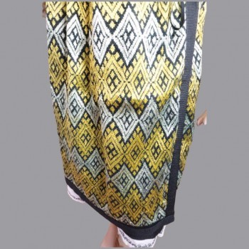 Traje tradicional rumano de Oltenia con bordado a mano en negro y oro.