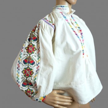 بلوزة رومانية مطرزة يدوياً
