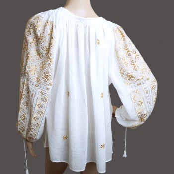 Håndbroderet traditionel rumænsk bluse