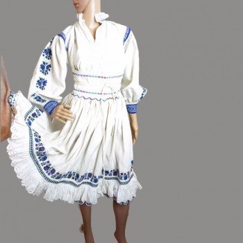 Costum traditional românesc autentic din Arad, costum popular vechi realizat manual