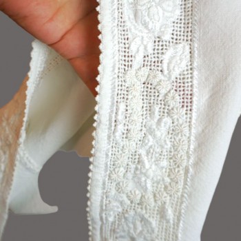 手刺繍ルーマニアの伝統的なシャツ