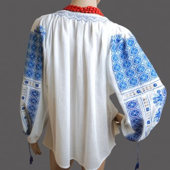 Håndlaget tradisjonell bluse fra Romania