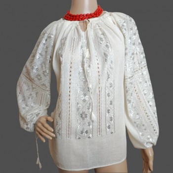 Blusa popular rumana con bordado a mano plateado