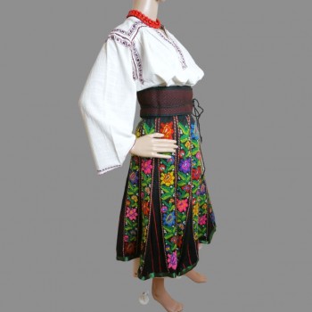 ropa popular rumana hecha a mano de Oltenia
