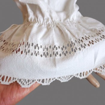 Vintage rumänsk folkblus från Transsylvanien med vita handbroderier