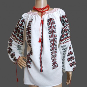 Ie traditională romanească realizată manual din Moldova