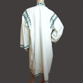 Handbesticktes rumänisches Trachtenhemd oder Kleid, traditionelle rumänische Kleidung