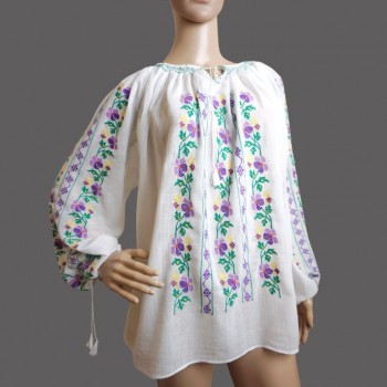 Blouse roumaine brodée à la main avec motif floral