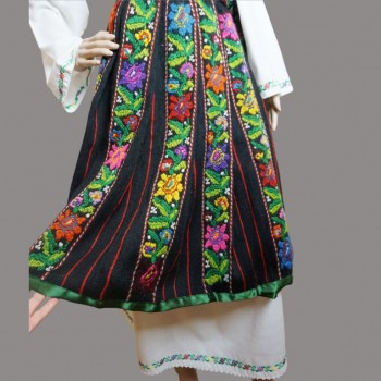 Vêtements traditionnels roumains vintage faits à la main