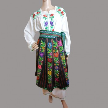 Handgefertigtes rumänisches traditionelles Outfit, Volkskostüm