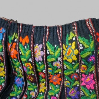 Handgefertigtes rumänisches traditionelles Outfit, Volkskostüm