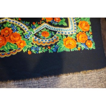 Bufanda campesina rumana con estampado floral