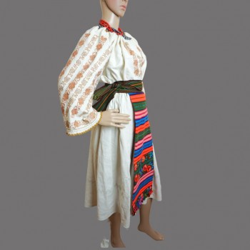 Abbigliamento popolare rumeno vintage della Transilvania, costume contadino rumeno