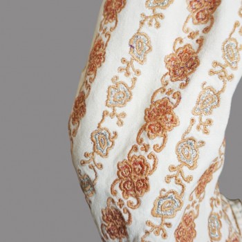 Ropa tradicional rumana vintage de Bistrita