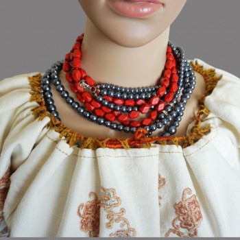 Ropa tradicional rumana vintage de Bistrita