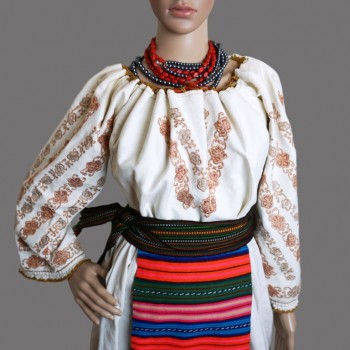 Abbigliamento popolare rumeno vintage della Transilvania, costume contadino rumeno