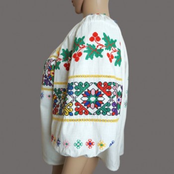 Handgefertigte Vintage-Bluse aus Rumänien mit bunter Stickerei