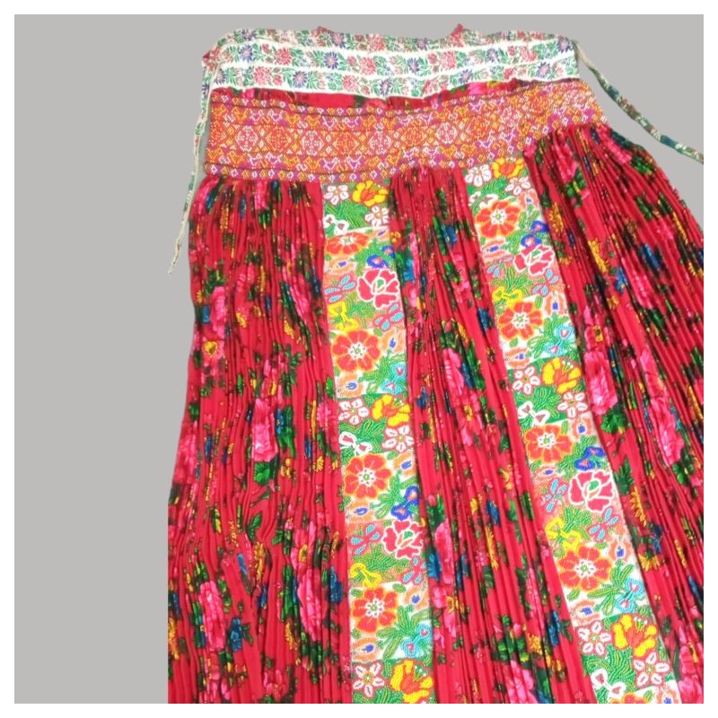 Rumänisch-ungarische traditionelle Faltenschürze aus Calata, Kalotaszeg Rumänisch-ungarische traditionelle Faltenschürze aus Calata, Kalotaszeg