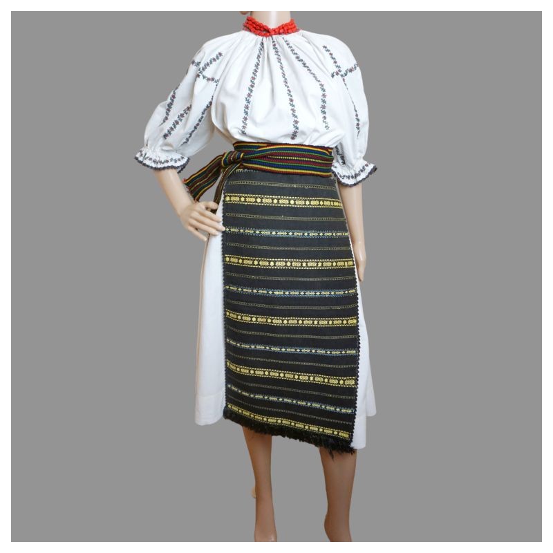 Romanian traditional clothing , folk costume from Oltenia Romanian traditional clothing , folk costume from Oltenia