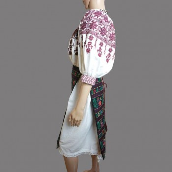 Tenue traditionnelle roumaine faite à la main : chemisier roumain, jupe blanche et tabliers faits à la main